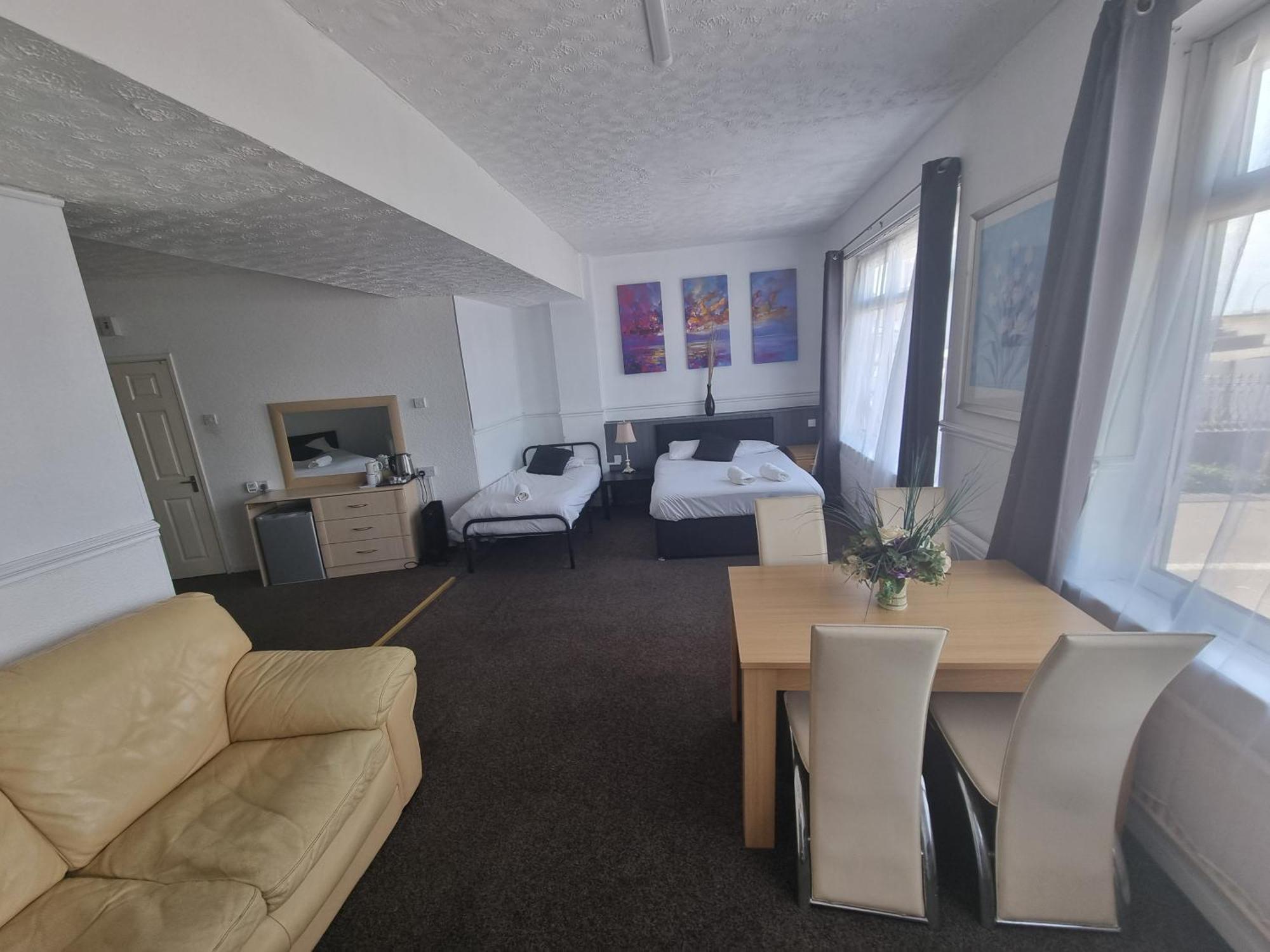 Henson Hotel Pleasure Beach Blackpool Room photo