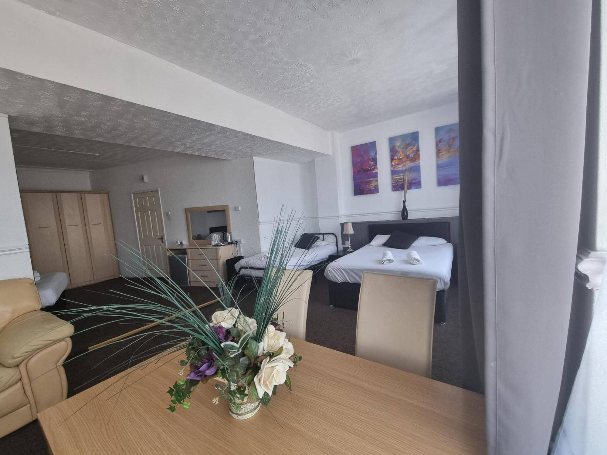 Henson Hotel Pleasure Beach Blackpool Room photo