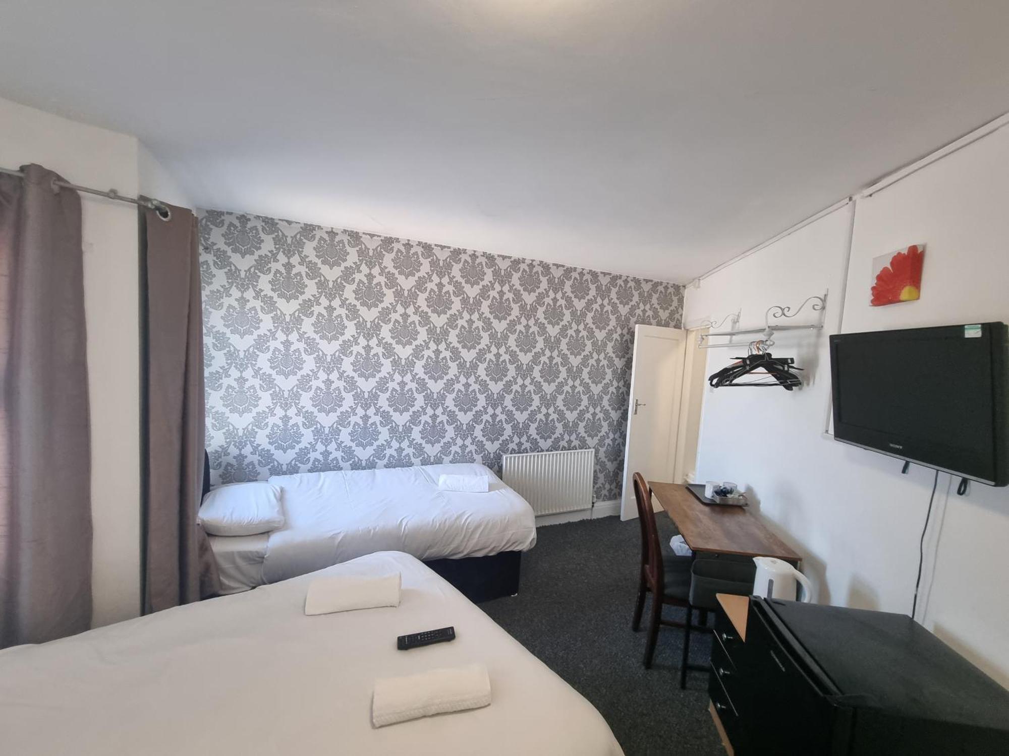 Henson Hotel Pleasure Beach Blackpool Room photo
